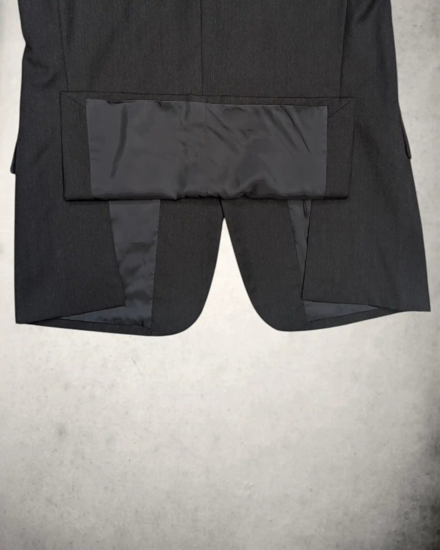 Seitenschlitz eines schwarzen Herrensakkos von Zegna