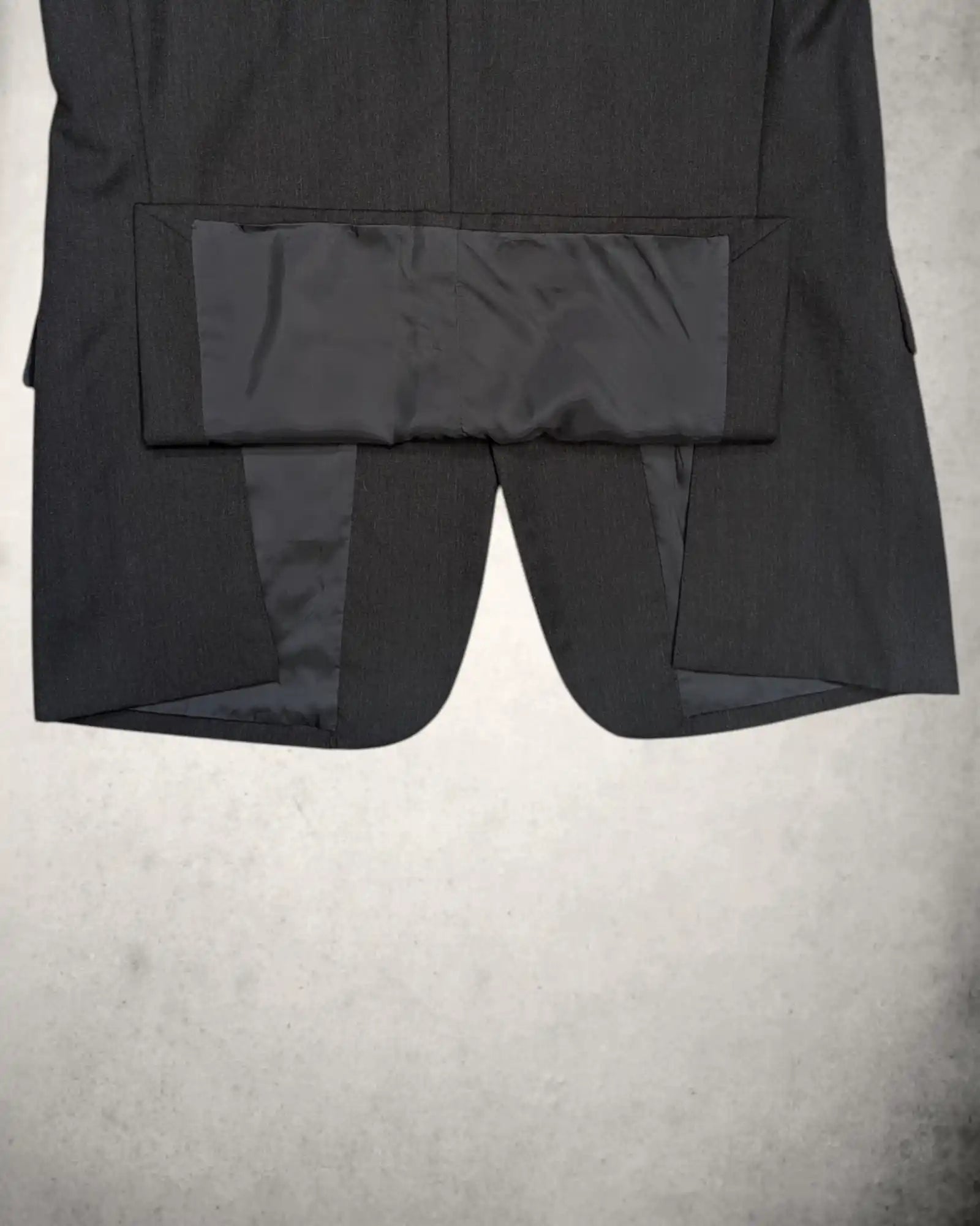 Seitenschlitz eines schwarzen Herrensakkos von Zegna
