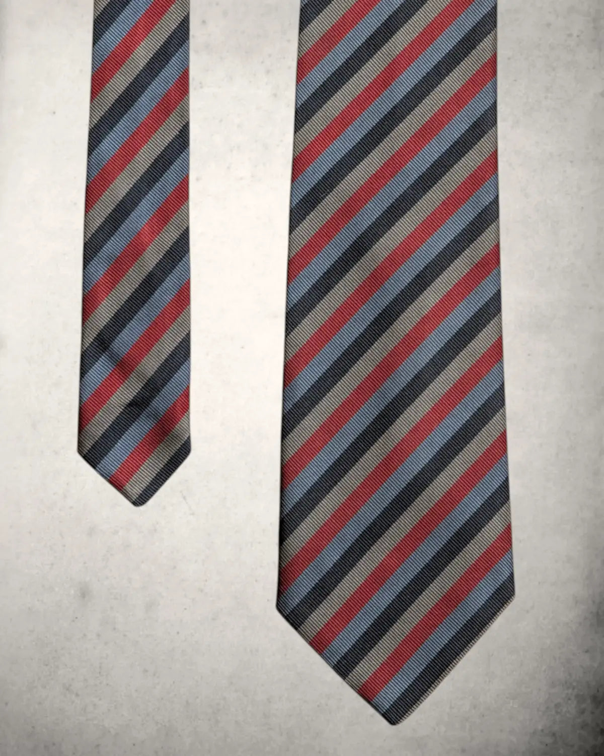 Seidenkrawatte von Holliday and Brown- Handmade in England mit Regimental Stripes Design