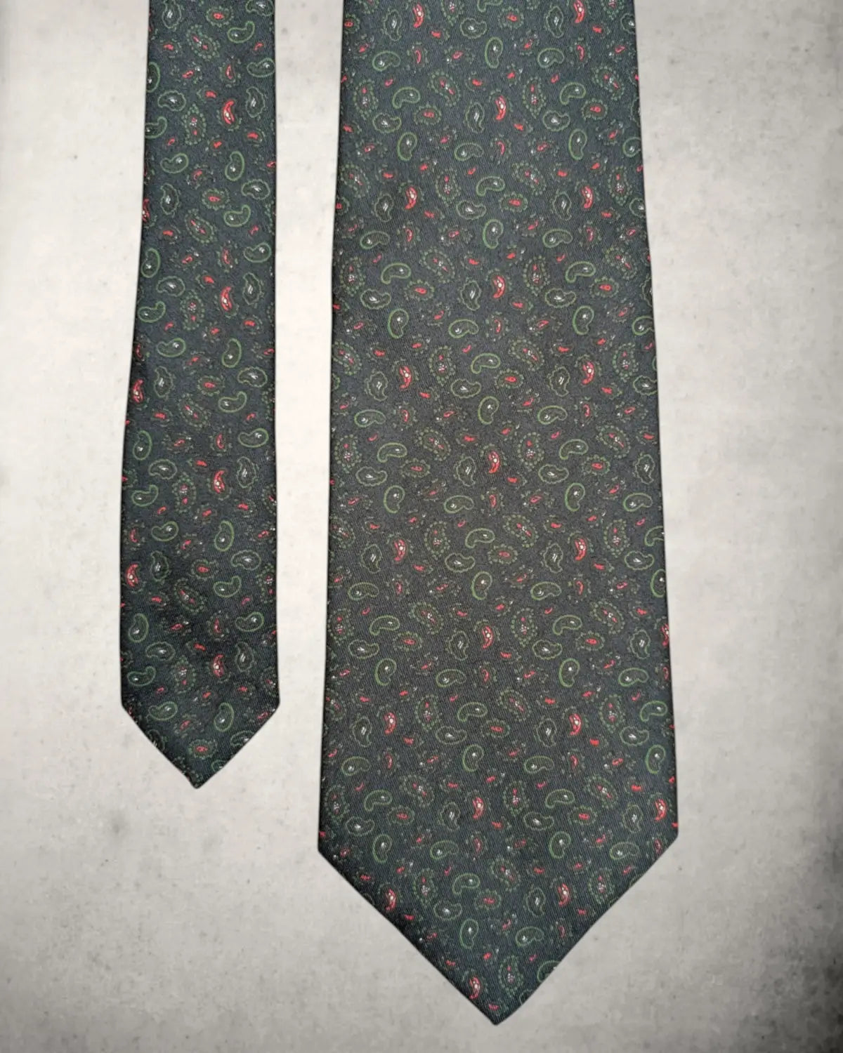 vintage Seidenkrawatte mit Paisley-Muster in schwarz/grün/rot von Holliday & Brown for Tie your Tie