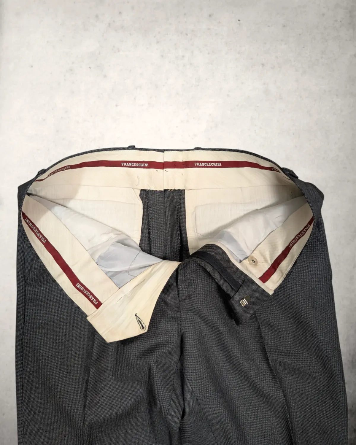 leichte Vergilbungen in der Innenseite einer Anzughose von Canonico