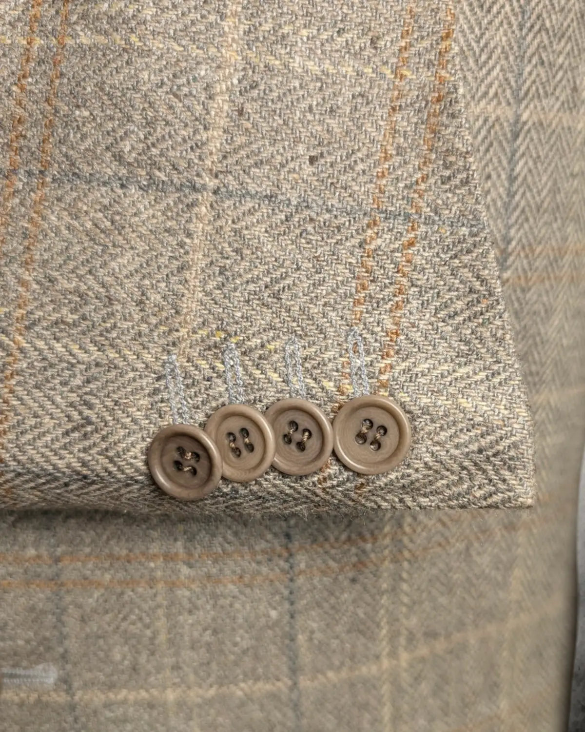 Kissing Buttons an einem Ermenegildo Zegna Herrensakko in Beige aus reiner Seide