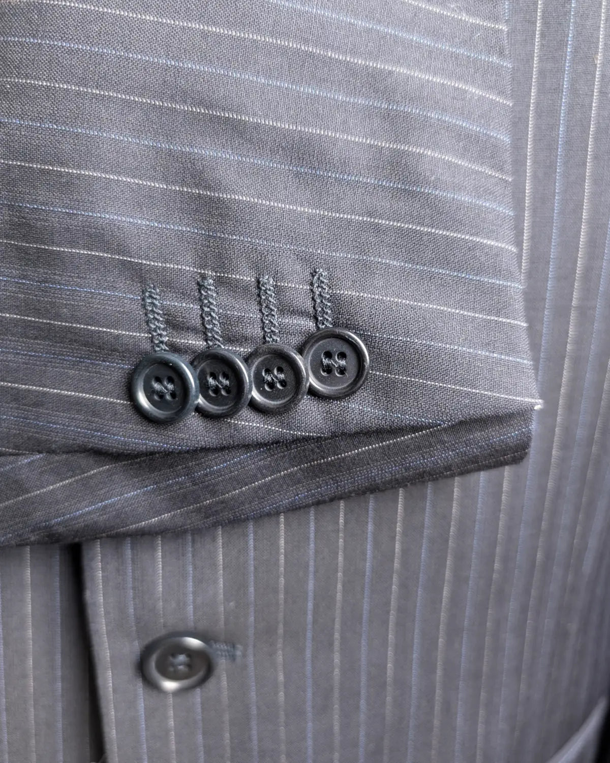 Kissing Buttons an einem Lebole Sakko aus Loro Piana Zelander Merinowolle