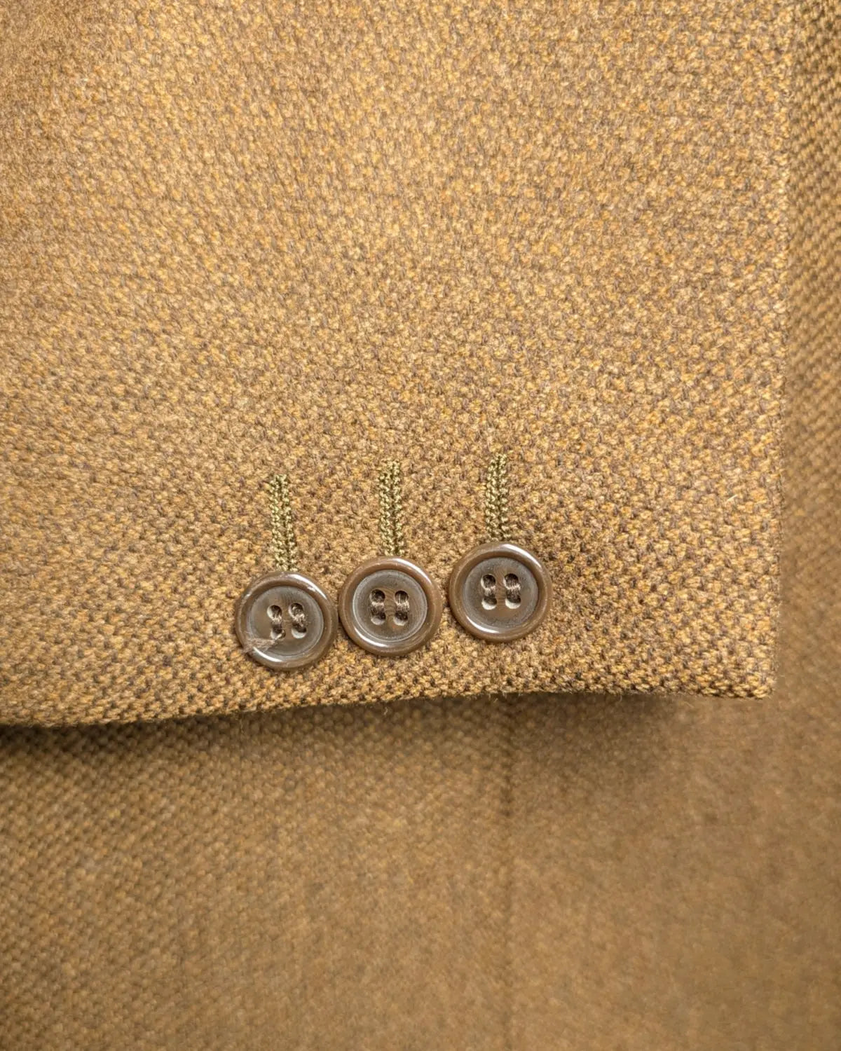 Knopfleiste eines braunem Vintagesakkos für Herren  von John Mac Kay aus reiner Wolle von Martin Sons & Co