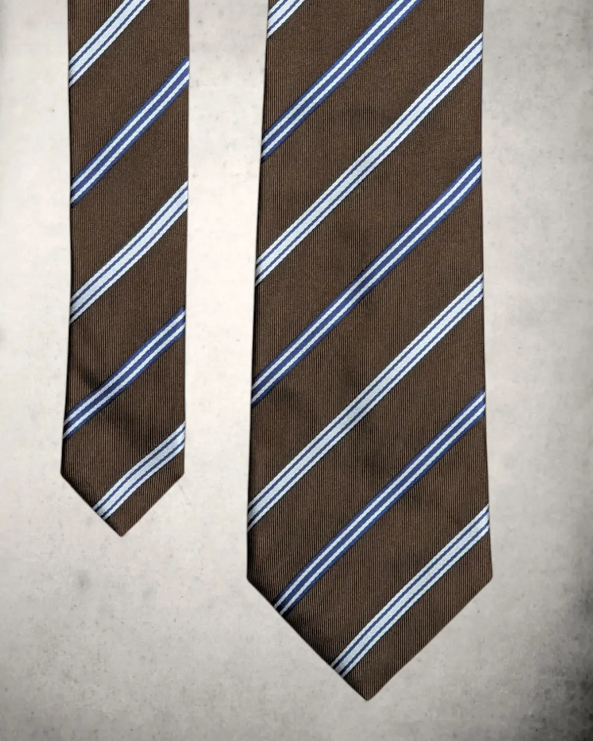 Luxuriöse Seidenkrawatte von Corneliani in braun mit weiß/blauen Streifen