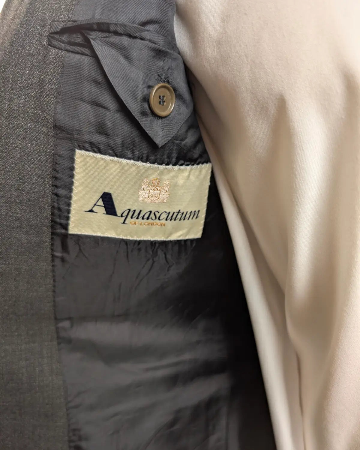 Aquascutum Etikett in einem anthrazitfarbenem Herrensakko aus reiner Wolle