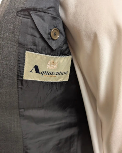 Aquascutum Etikett in einem anthrazitfarbenem Herrensakko aus reiner Wolle