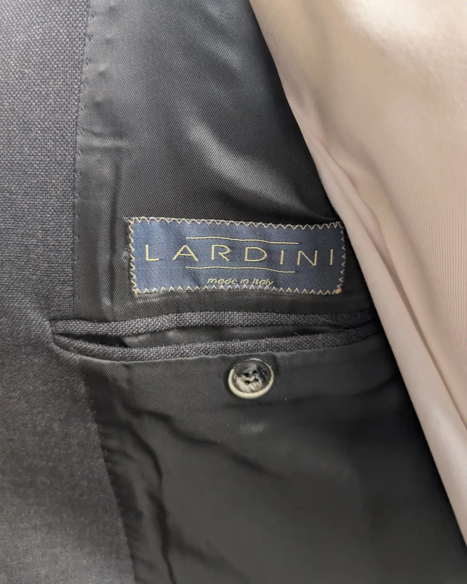 Lardini Etikett in einem Merino Herrensakko