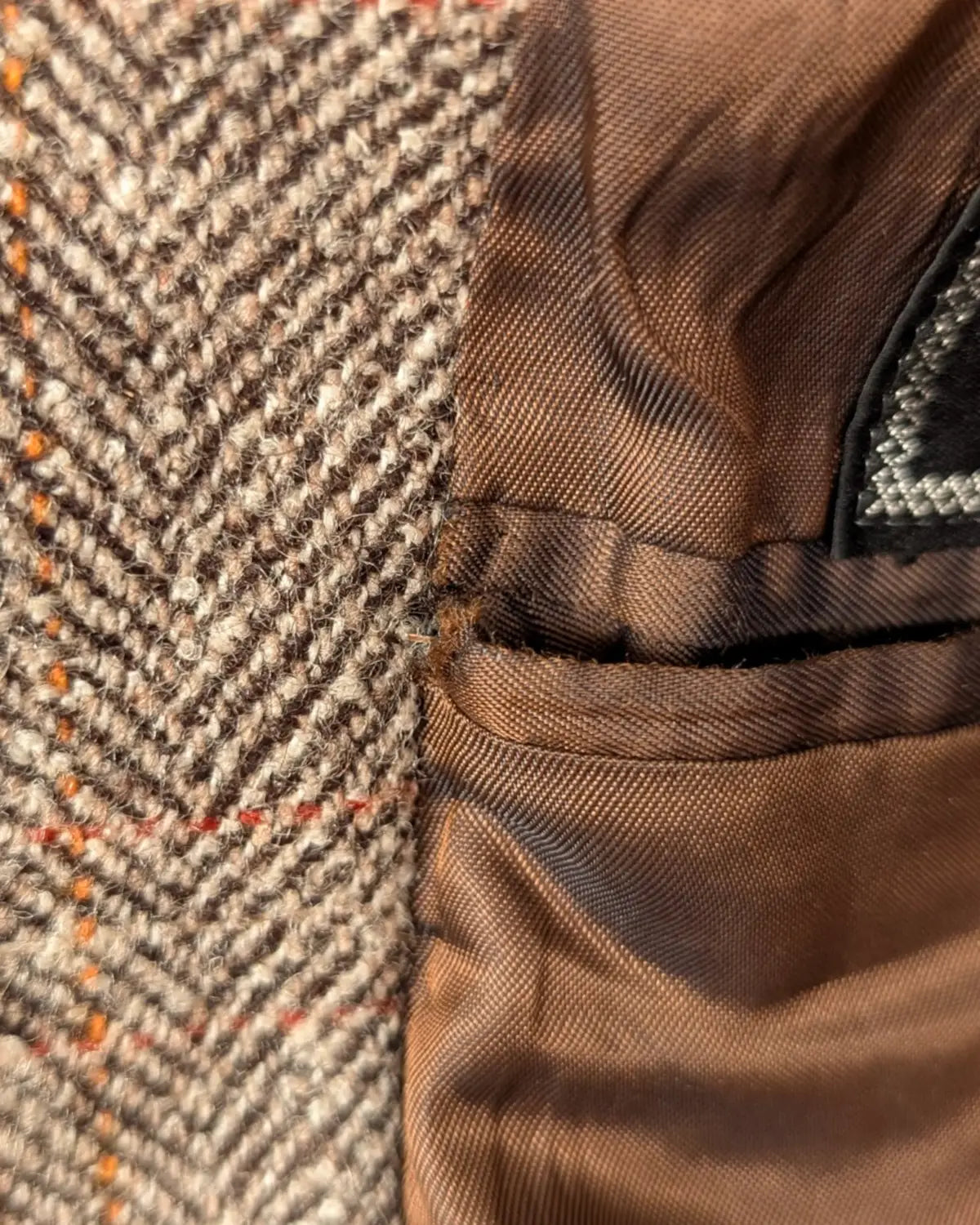 Defekt an der Innentasche eines Lebole Wintersakkos in braun