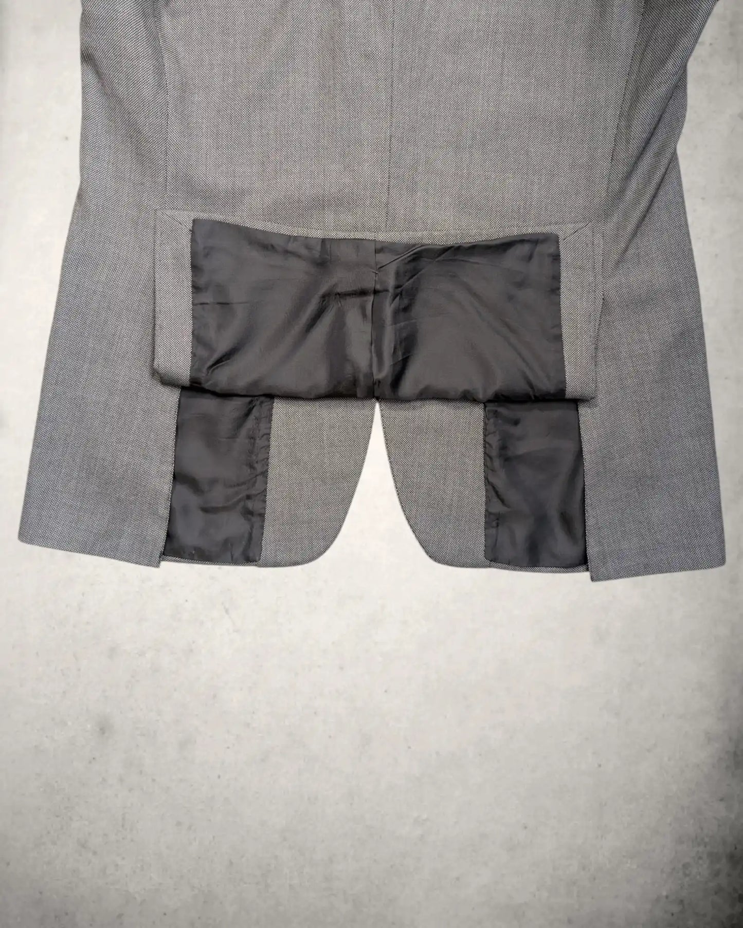 Seitenschlitz eines Nervesa Herrensakko in grau