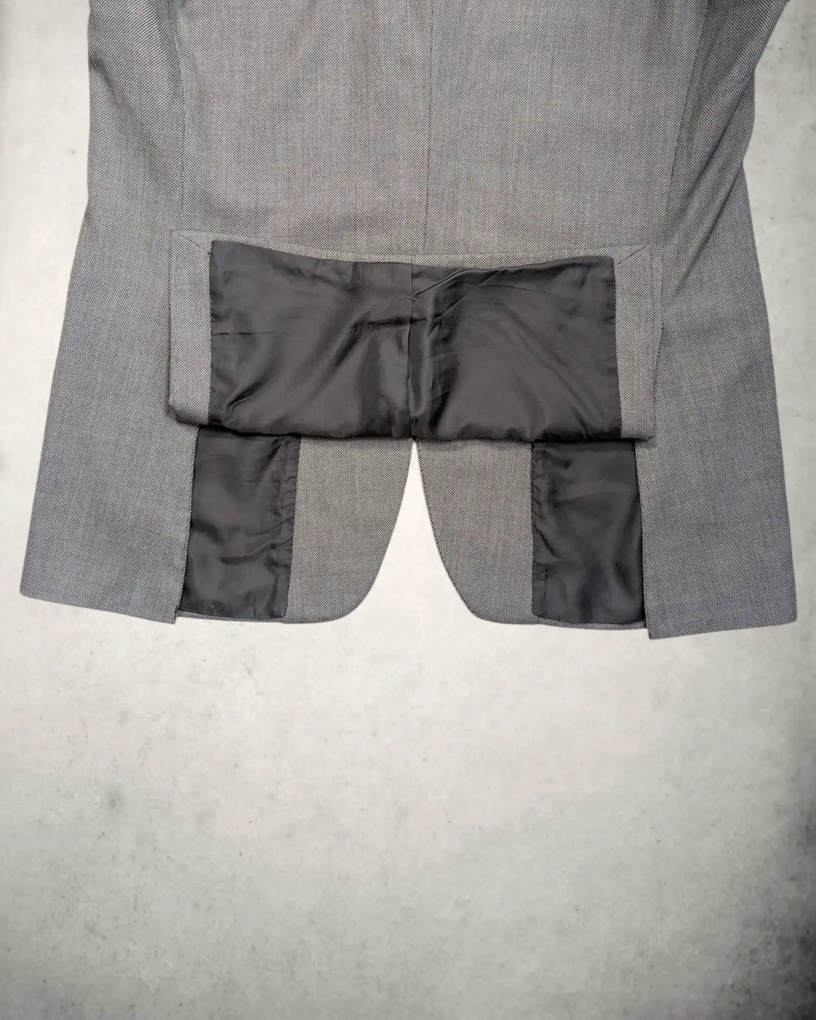 Seitenschlitz eines Nervesa Herrensakko in grau