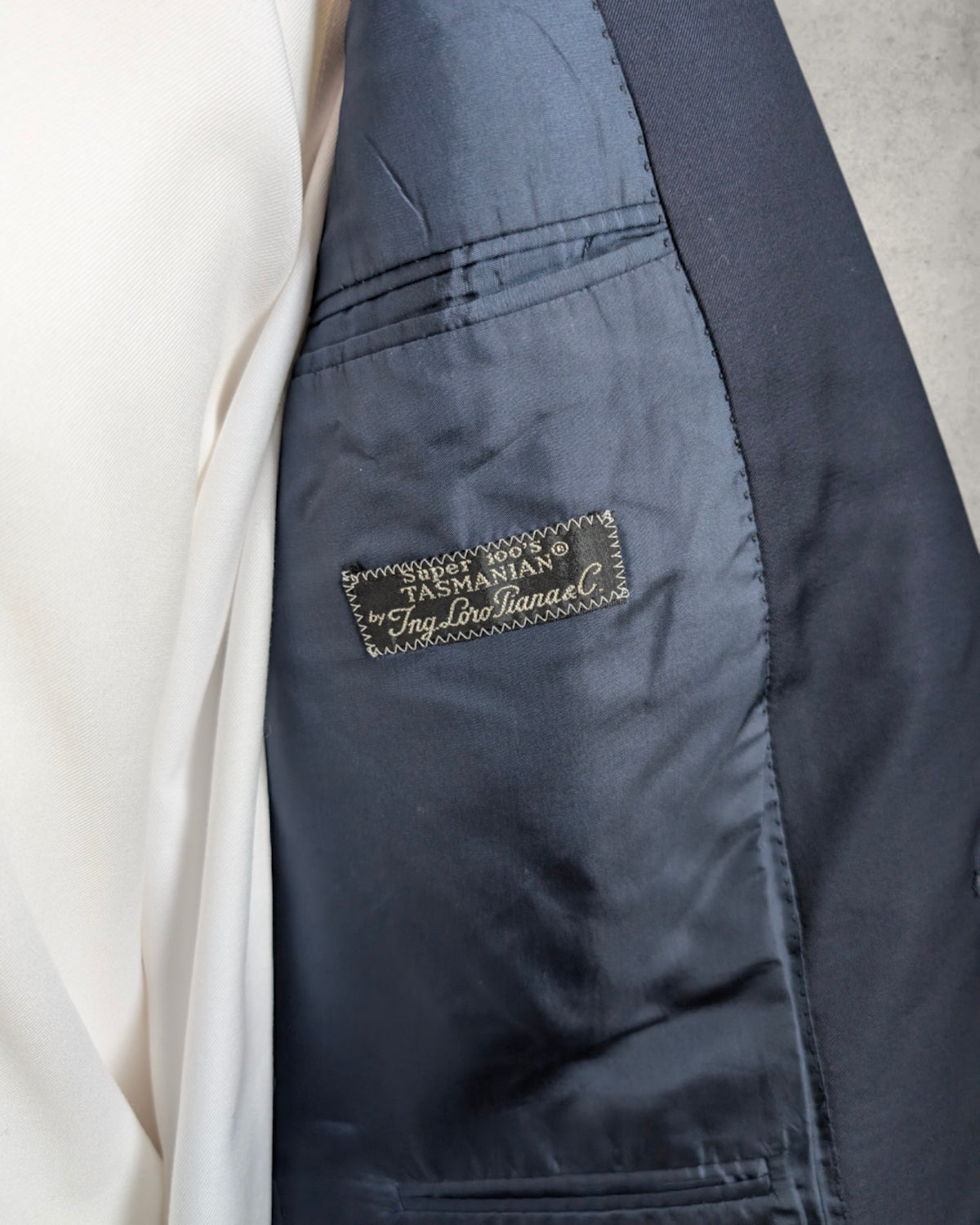 Loro Piana Tasmanian Super 100´2 Etikett in einem Boglioli Herrensakko in Navy
