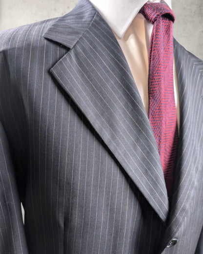 Revers eines Nadelstreifensakkos von Lebole aus Loro Piana Zelander Merinowolle