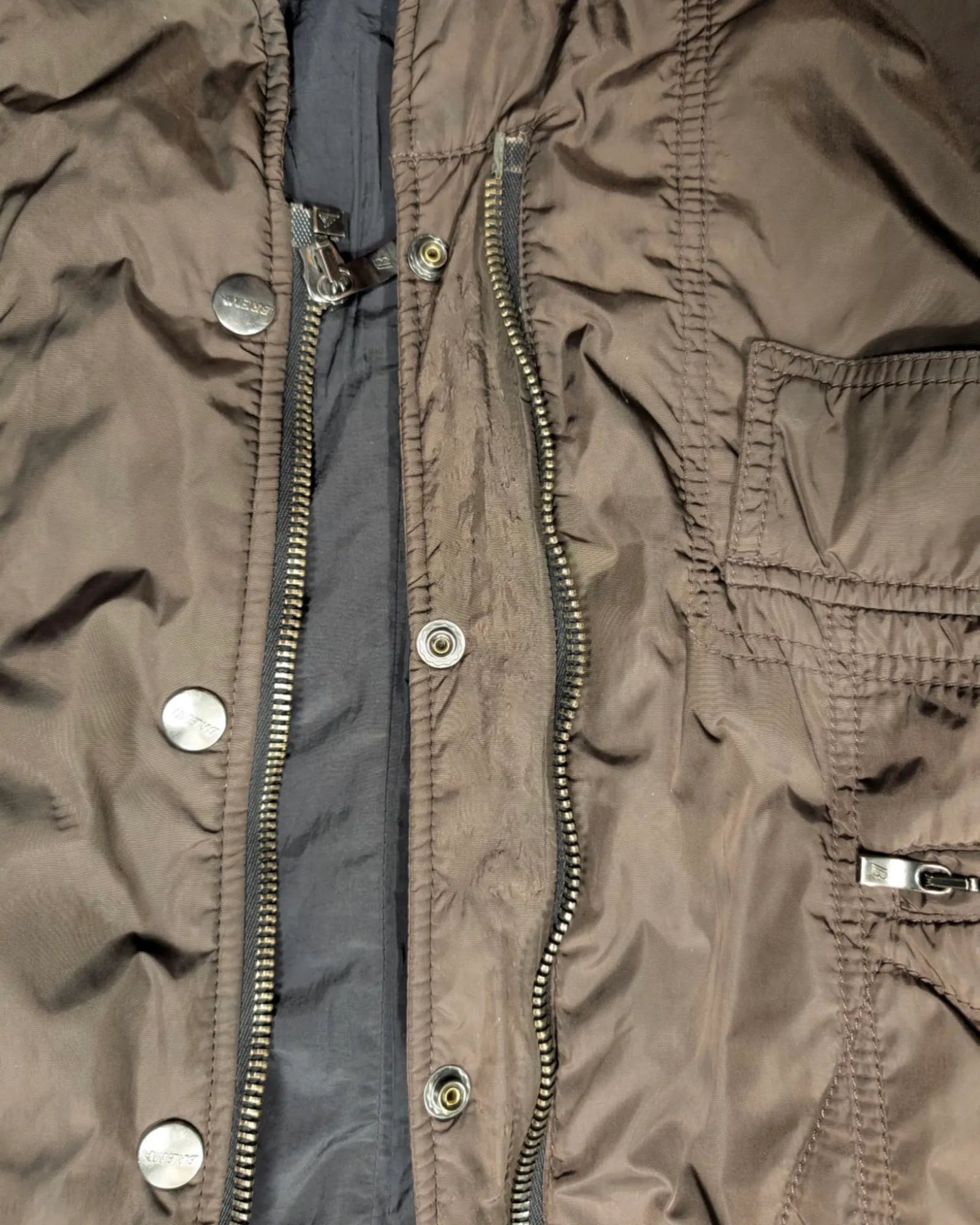 Detail einer braunen Herrenjacke von Brema 