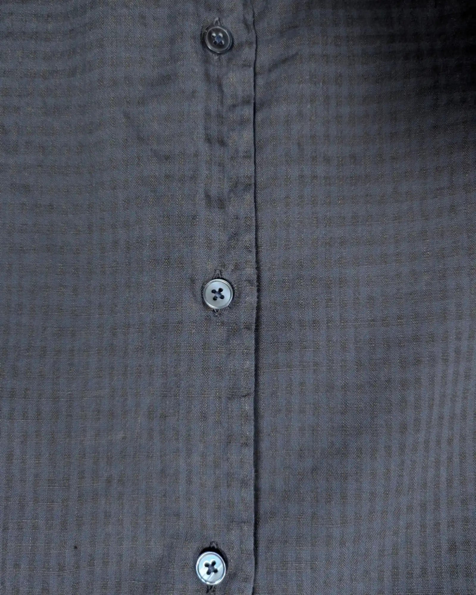 Knopfleiste eines Hugo Boss Hemdes