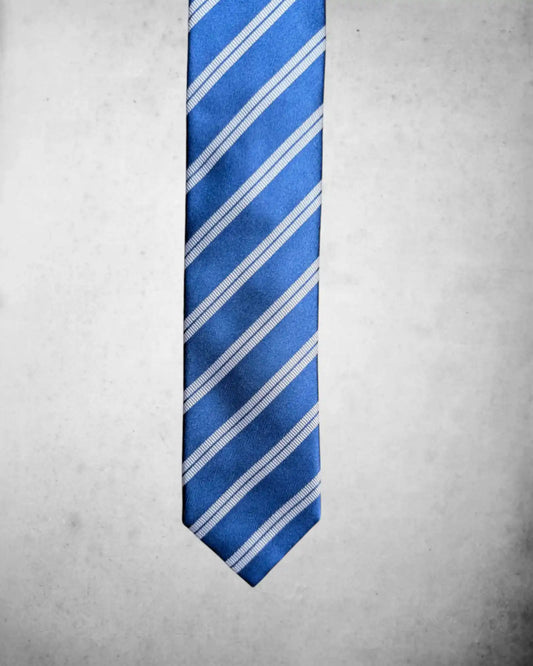 blau/weiß gestreife Herrenkrawatte