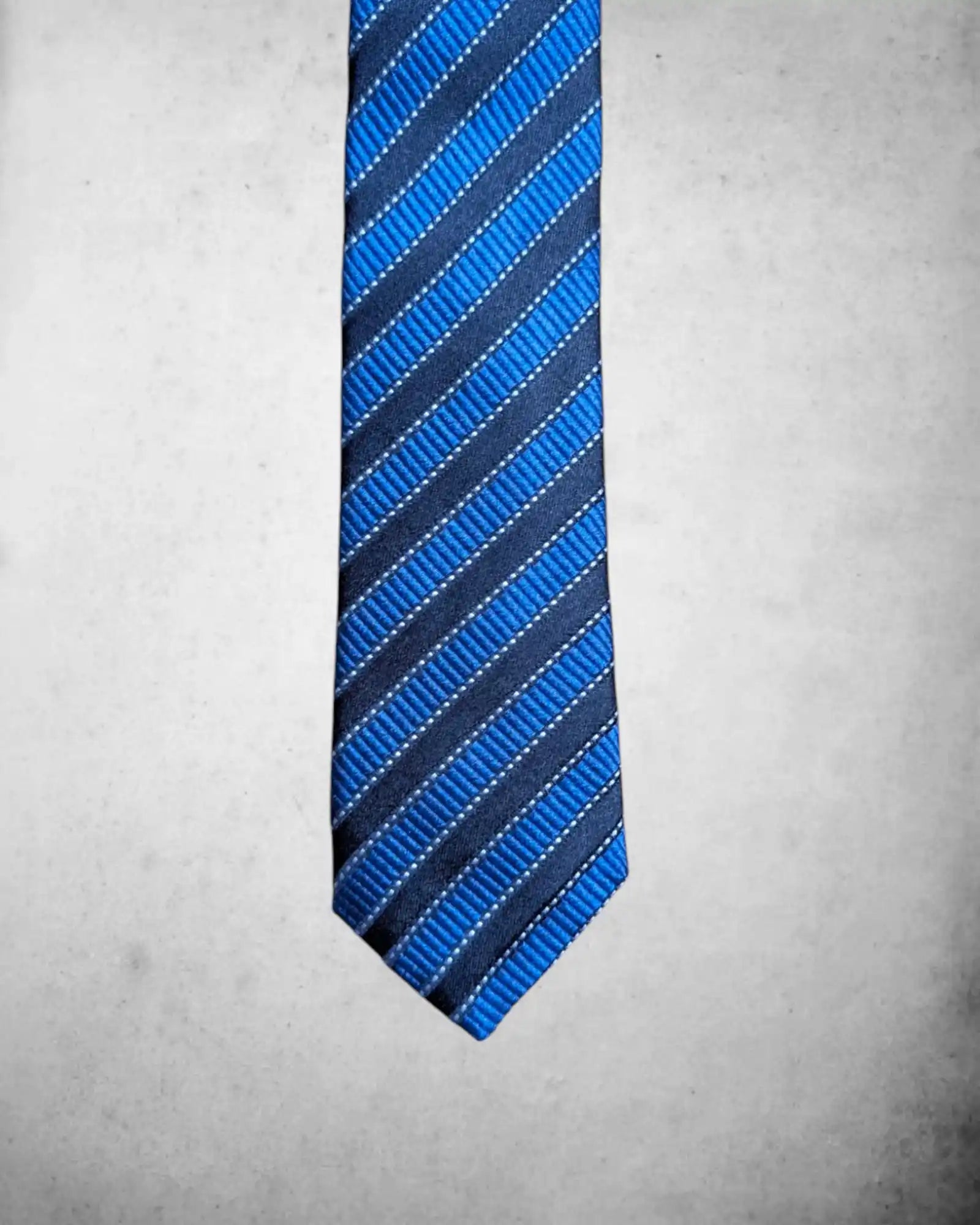 Frontalansicht einer klassische blau/schwarz gestreifte Herrenkrawatte