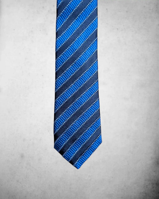 Frontalansicht einer klassische blau/schwarz gestreifte Herrenkrawatte