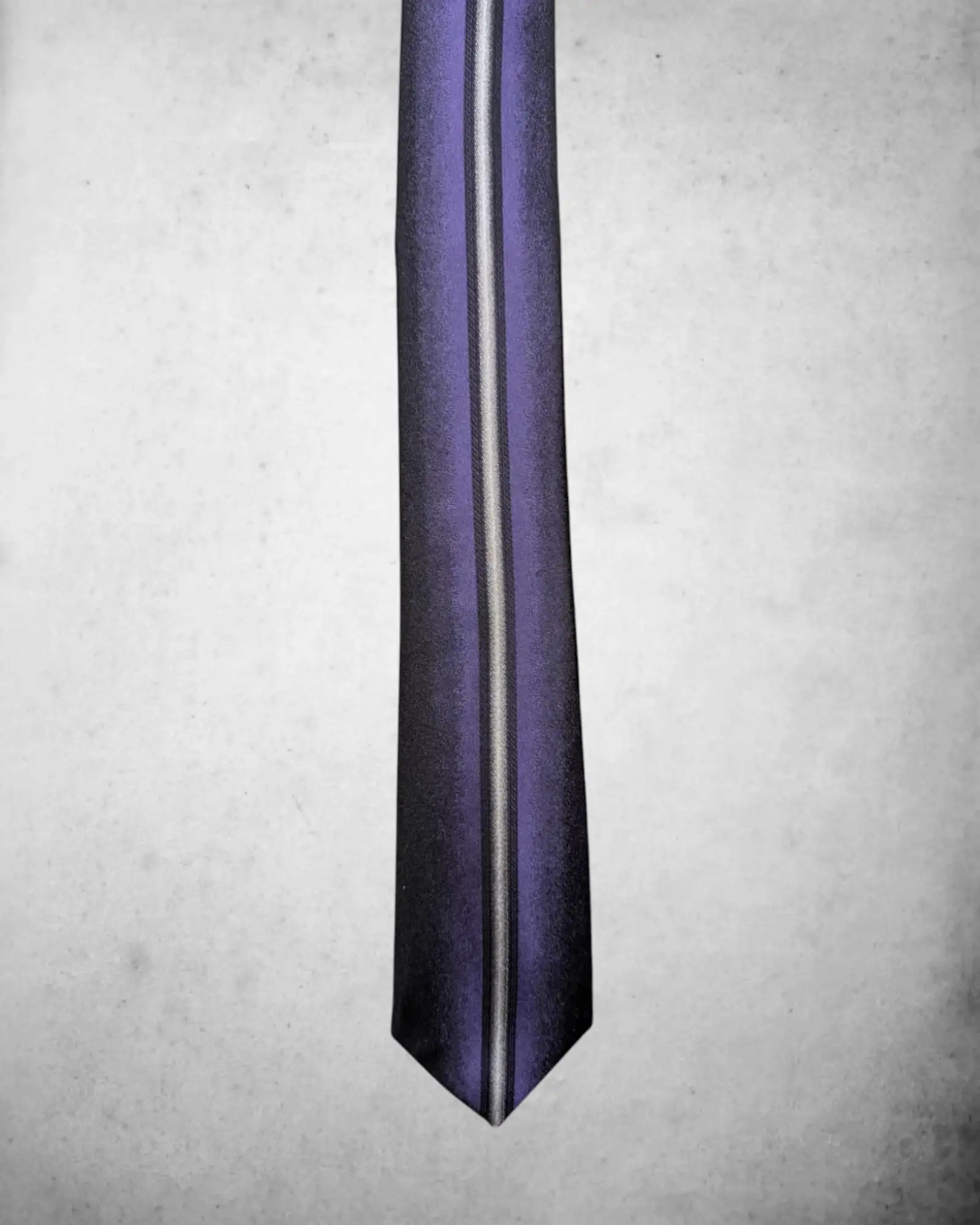 frontalansicht einer Herrenkrawatte aus Seide in schwarz mit lilafarbenden streifen