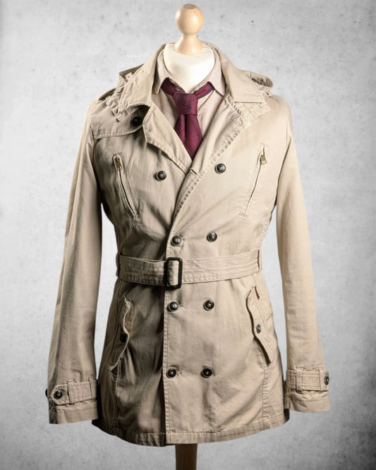 Frontalansicht eines Herren Trenchcoats in beige