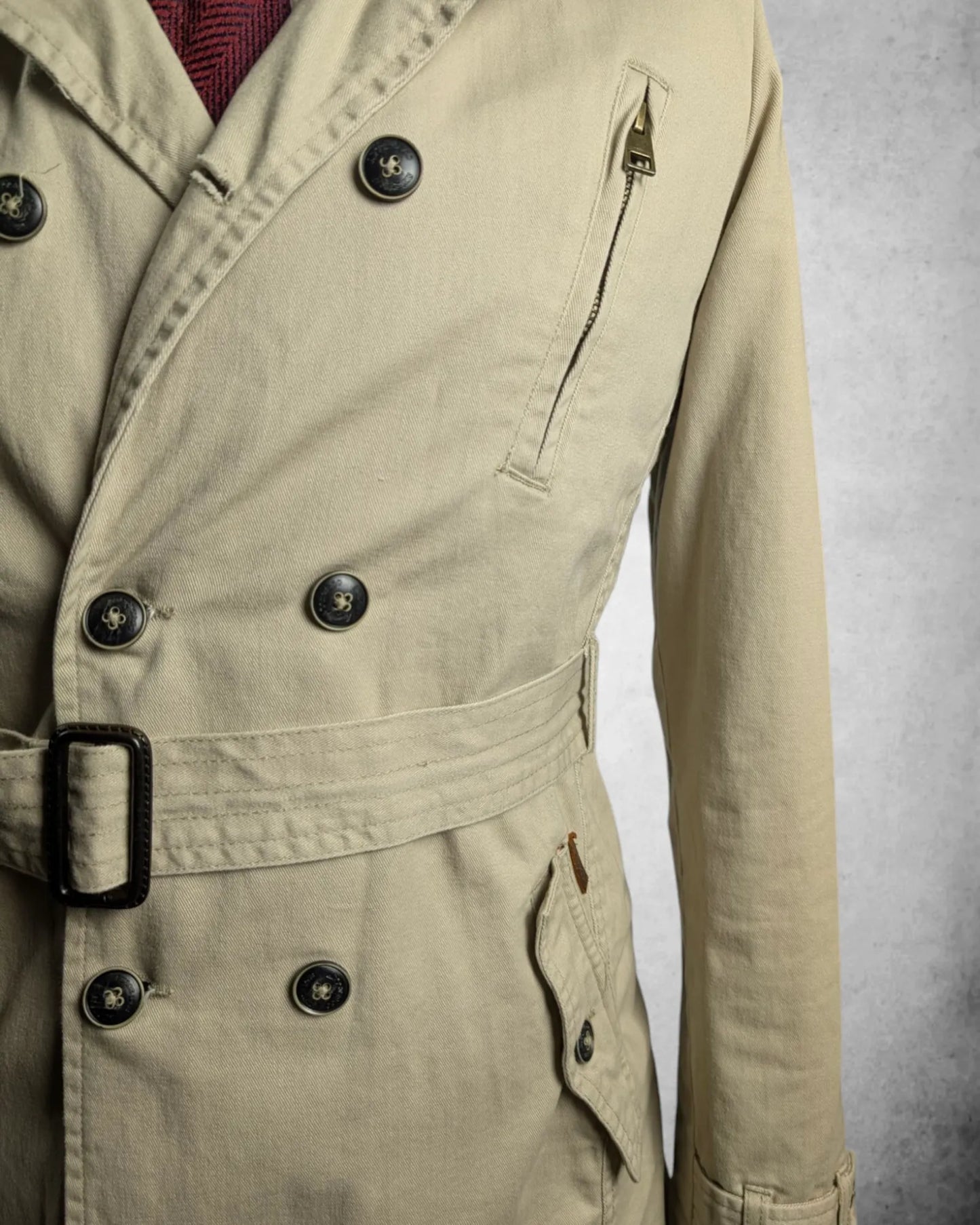Detailansicht eines Herren Trenchcoats in beige
