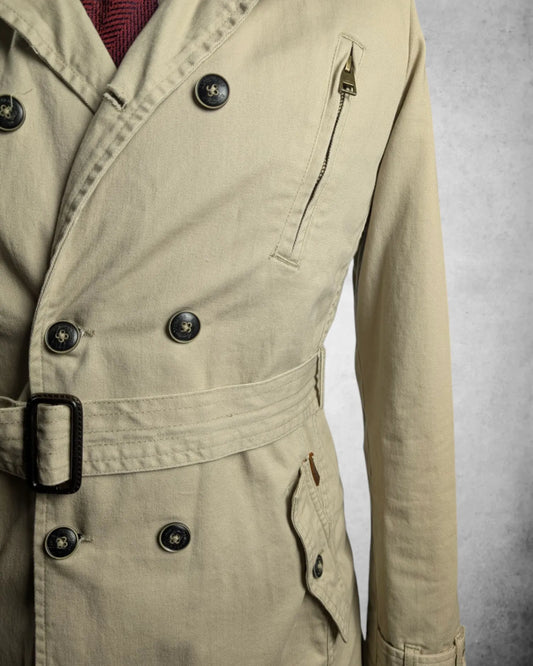 Detailansicht eines Herren Trenchcoats in beige
