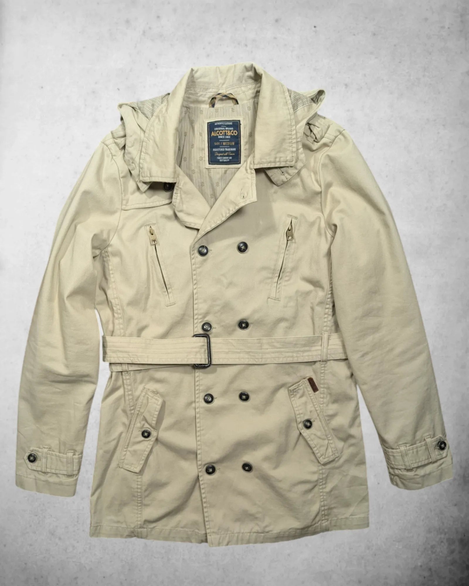 Komplettansicht eines Herren Trenchcoats in beige