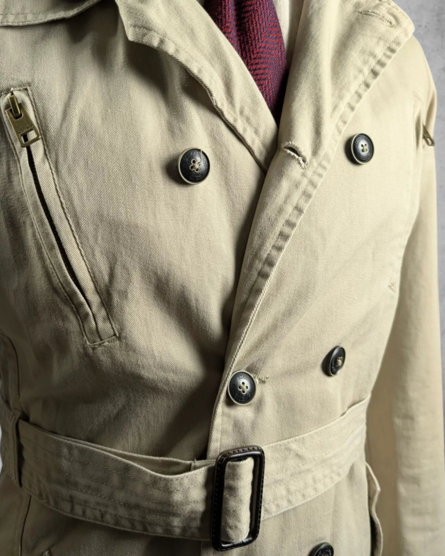 Knopfansicht eines Herren Trenchcoats in beige