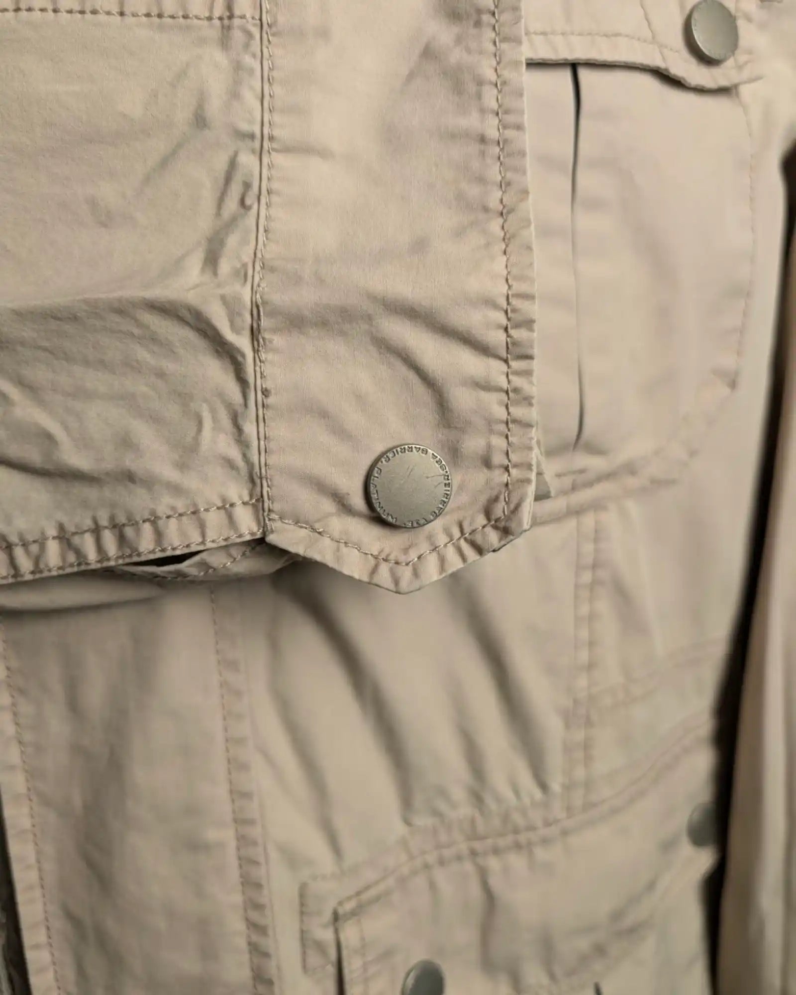Ärmelansicht einer Herrenjacke von Sea Barrier in beige