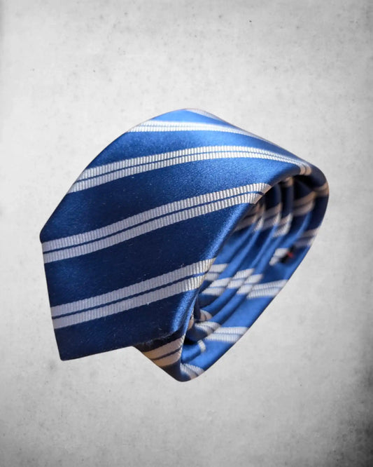 klassische herrenkrawatte blau/weiß gestreift