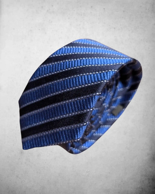 klassische blau/schwarz gestreifte Herrenkrawatte