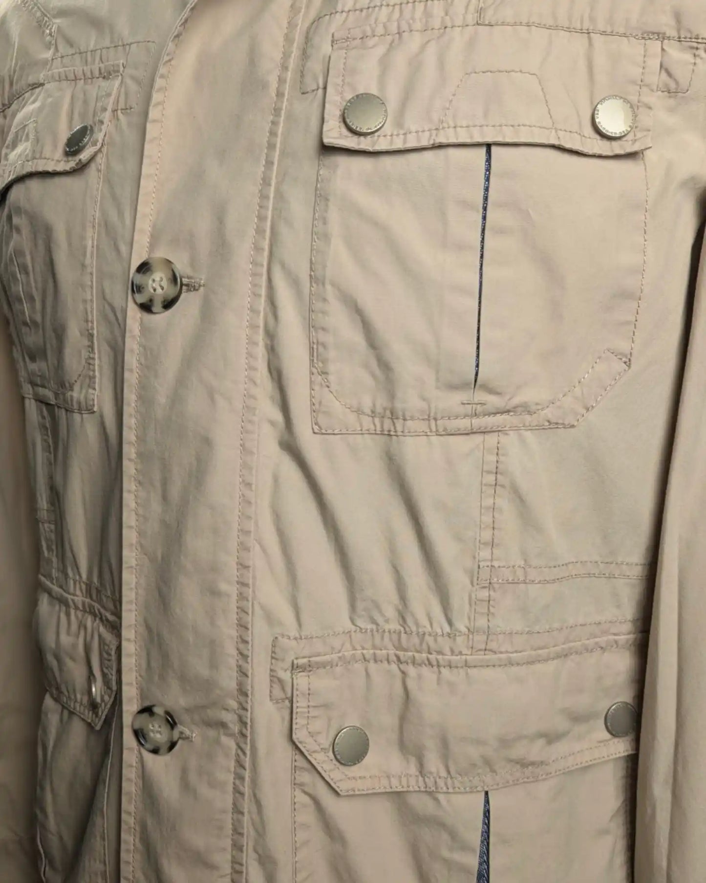 Detailansicht einer Herrenjacke von Sea Barrier in beige