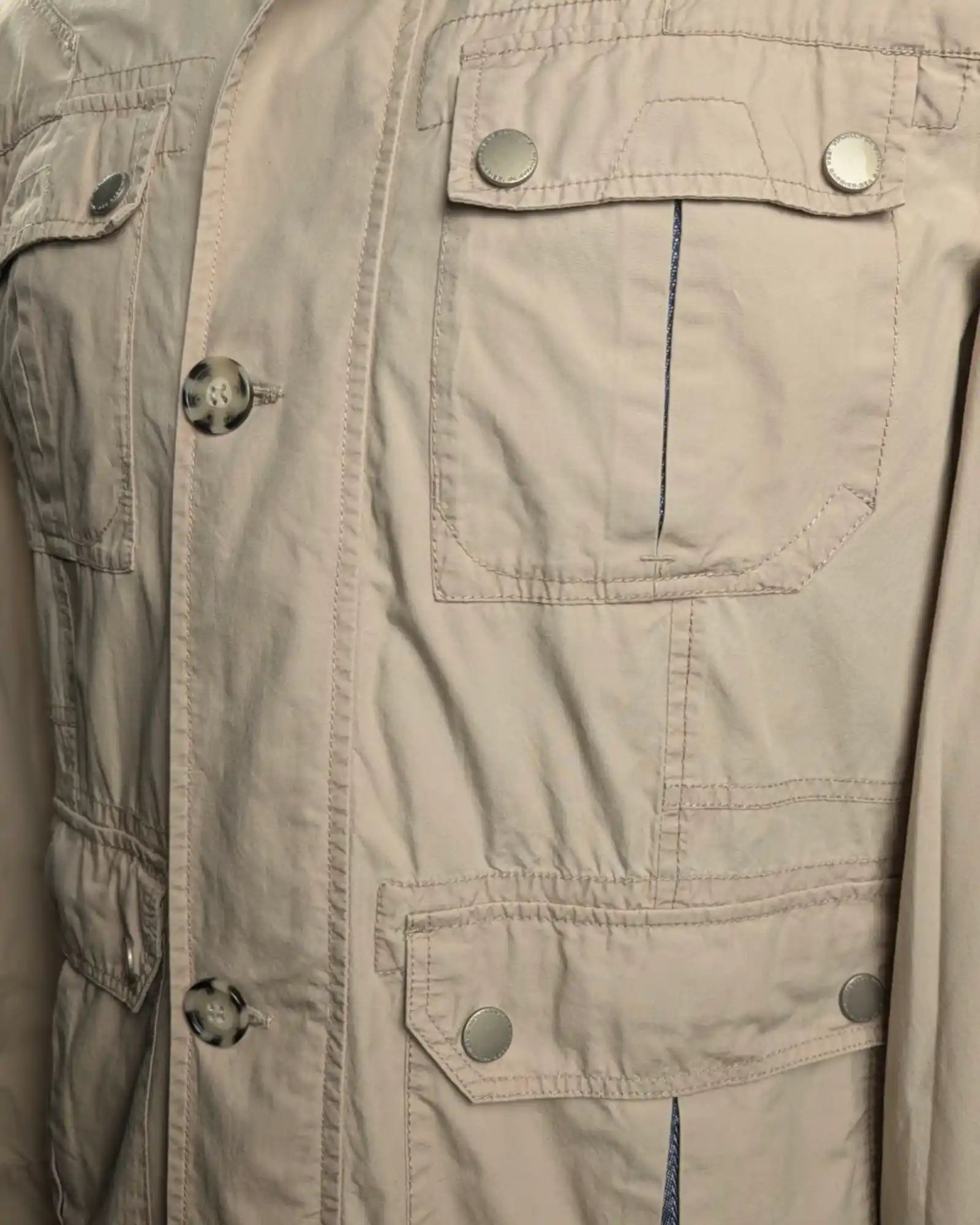 Detailansicht einer Herrenjacke von Sea Barrier in beige