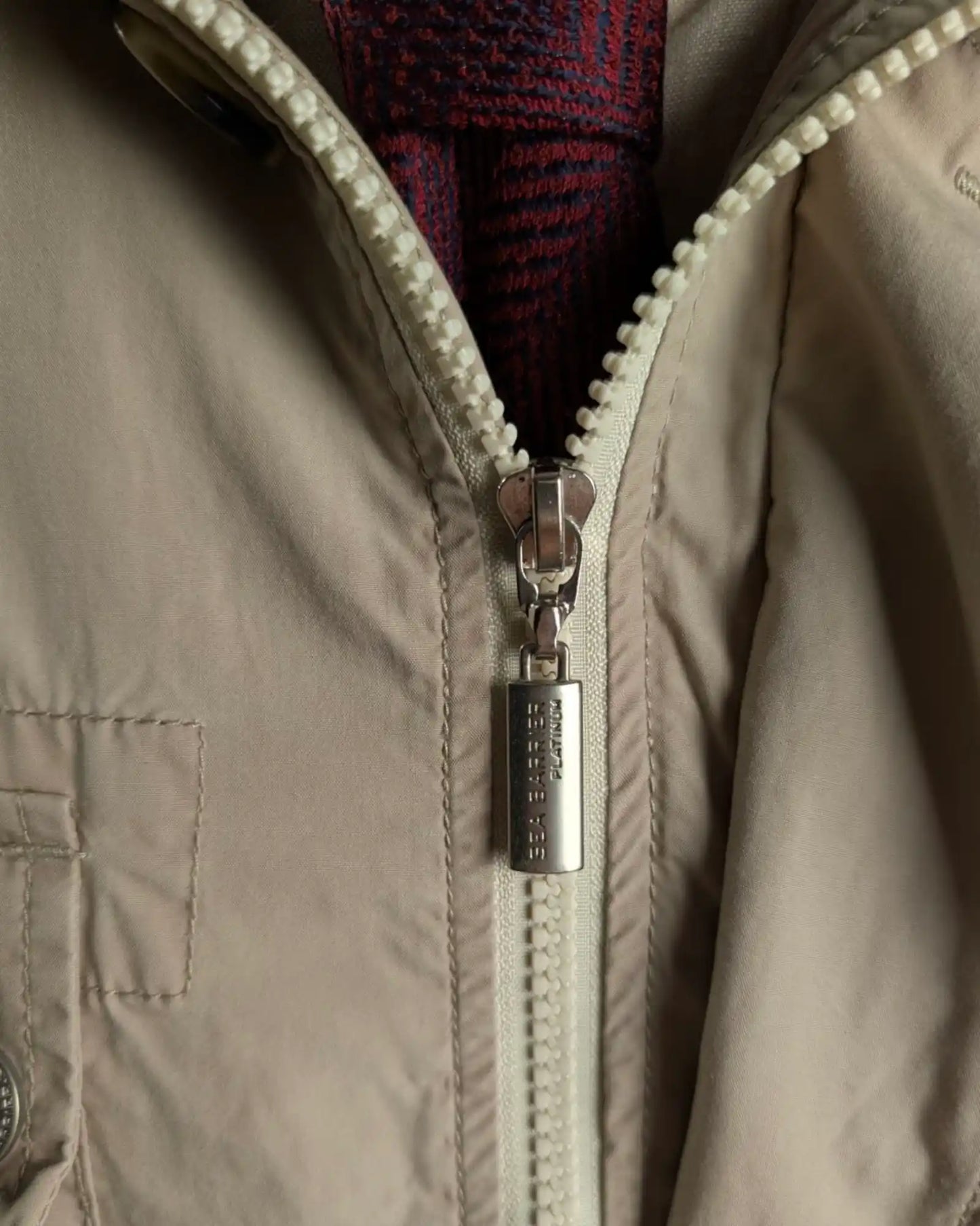 Detailansicht einer Herrenjacke von Sea Barrier in beige