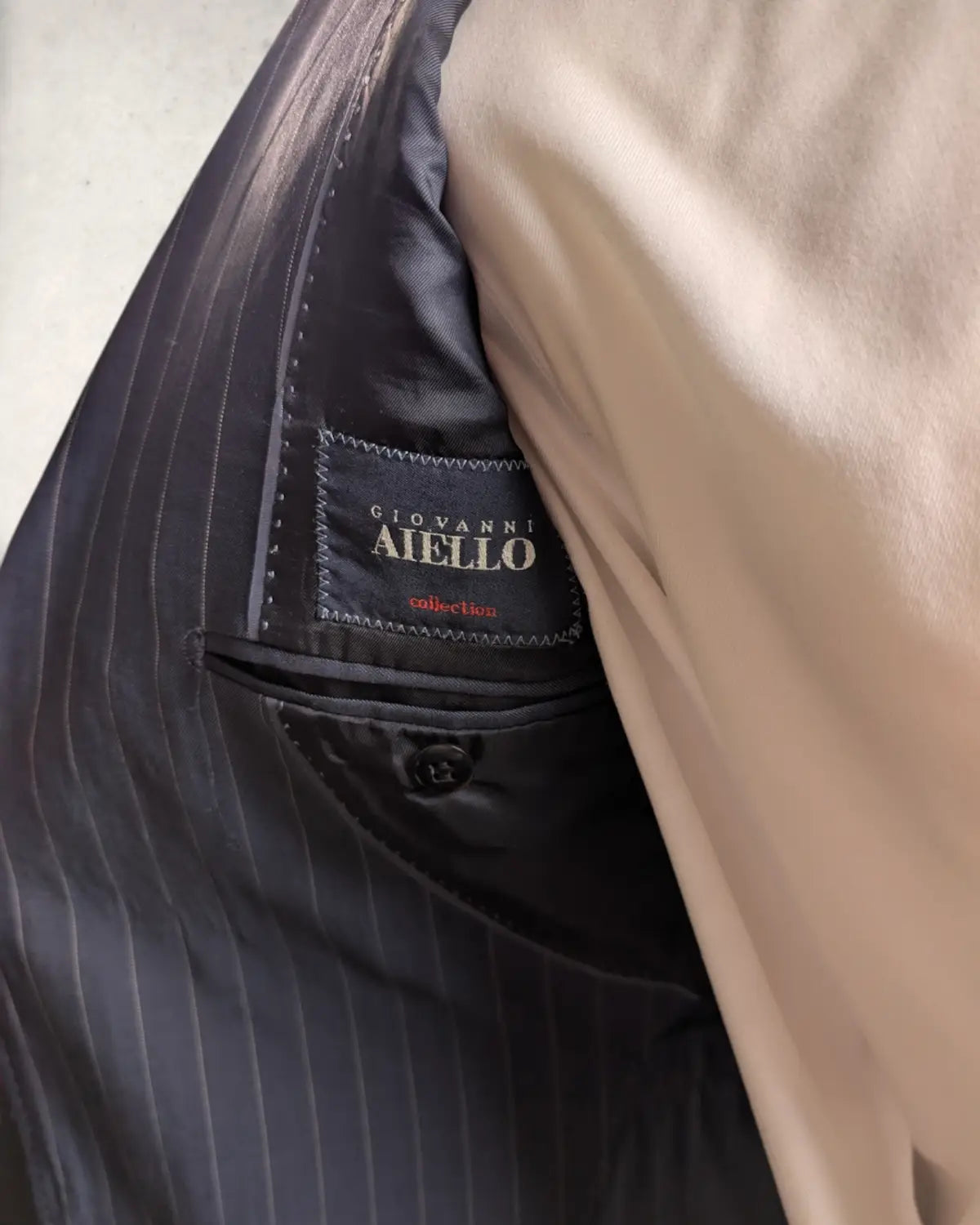 Giovanni Aiello Etikett in einem dunkelblauem Nadelstreifenanzug aus reiner Wolle von Vitale Barberis Canonico in Größe 48