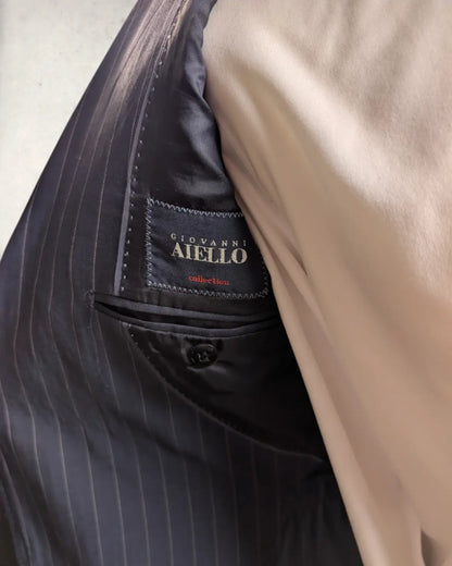 Giovanni Aiello Etikett in einem dunkelblauem Nadelstreifenanzug aus reiner Wolle von Vitale Barberis Canonico in Größe 48