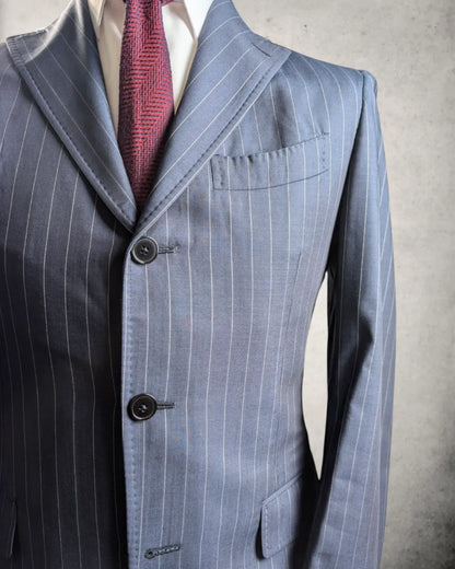 Dunkelblauer Nadelstreifenanzug von Giovanni Aiello aus reiner Wolle von Vitale Barberis Canonico in der Frontalansicht