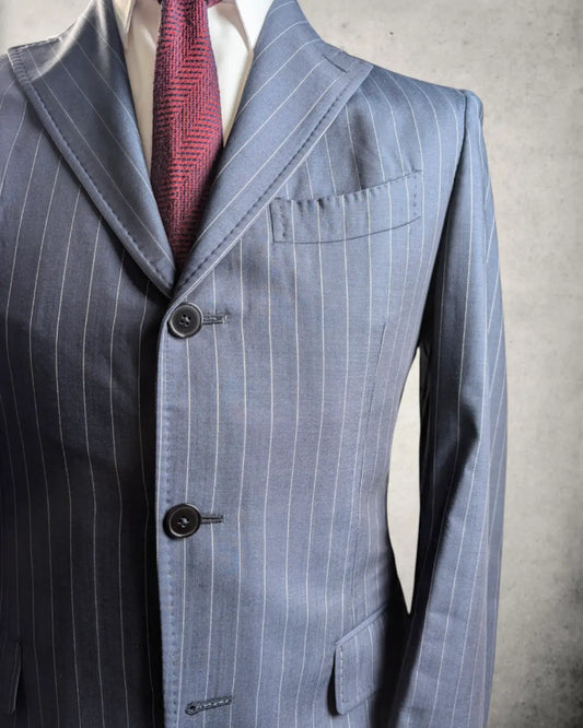 Dunkelblauer Nadelstreifenanzug von Giovanni Aiello aus reiner Wolle von Vitale Barberis Canonico in der Frontalansicht