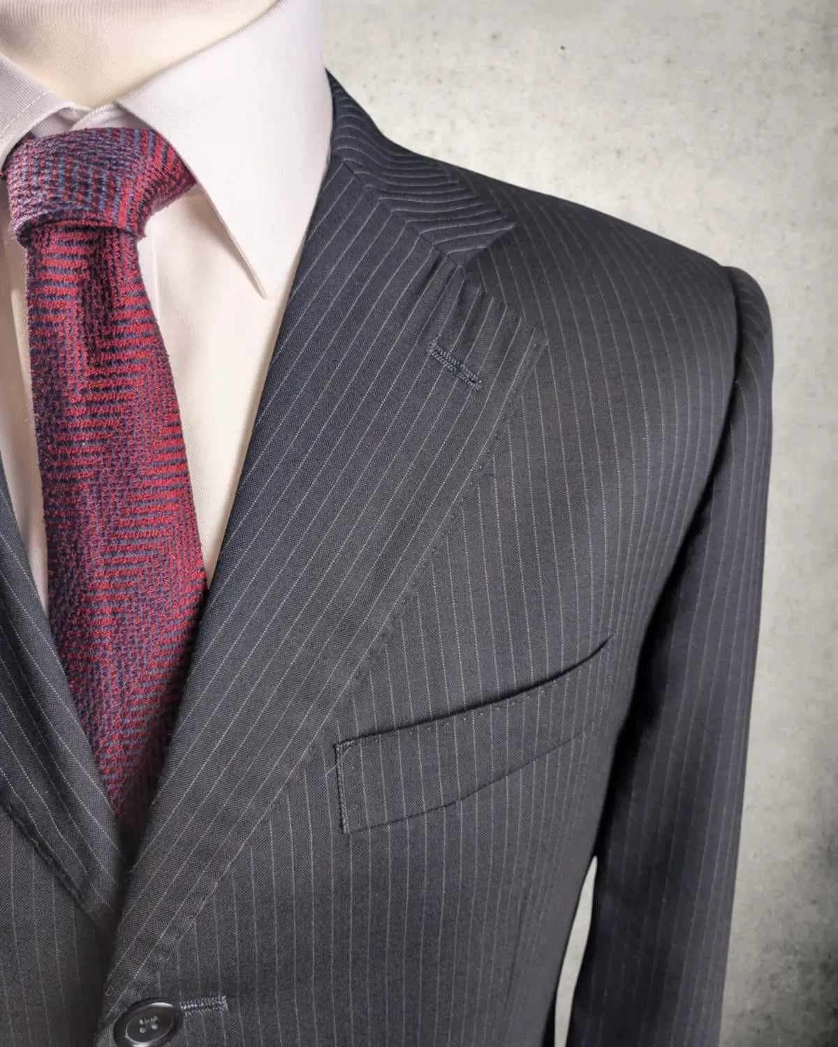 Nadelstreifenanzug in dunkelblau. Größe 48 aus reiner Wolle