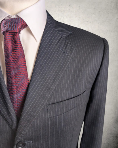 Nadelstreifenanzug in dunkelblau. Größe 48 aus reiner Wolle