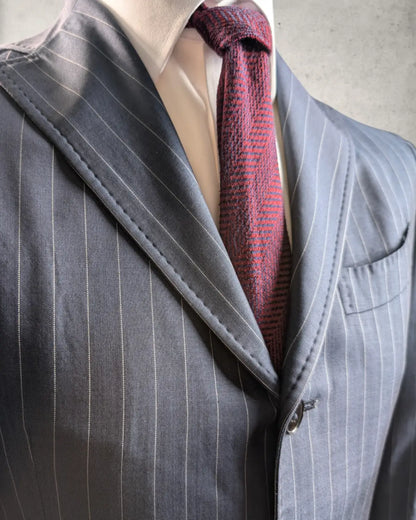 Reversansicht eines dunkelblauen Nadelstreifenanzugs aus reiner Wolle von Vitale Barberis Canonico