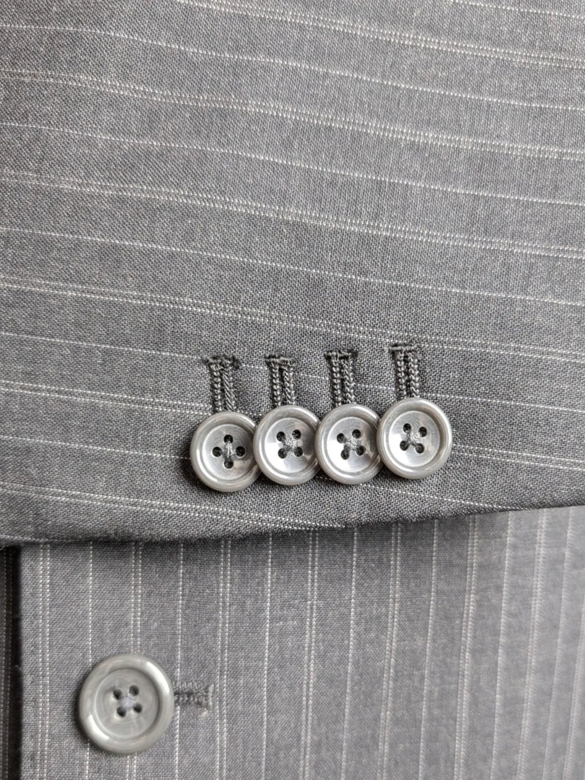 Anthrazitfarbener Wollanzug mit Nadelstreifen und funktionellen Ärmelknöpfen, Größe 48 im Vintage-Stil.