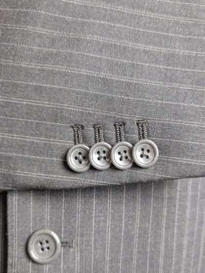 Anthrazitfarbener Wollanzug mit Nadelstreifen und funktionellen Ärmelknöpfen, Größe 48 im Vintage-Stil.
