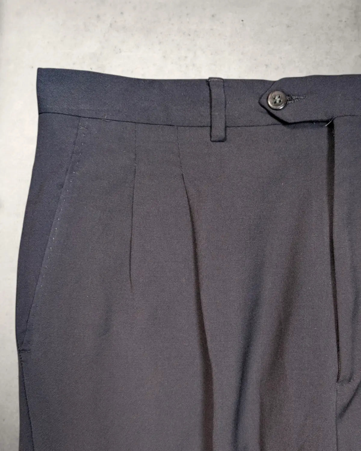 Detailaufnahme einer Anzughose in Navy von Barone Roccadoro aus reiner Merinowolle