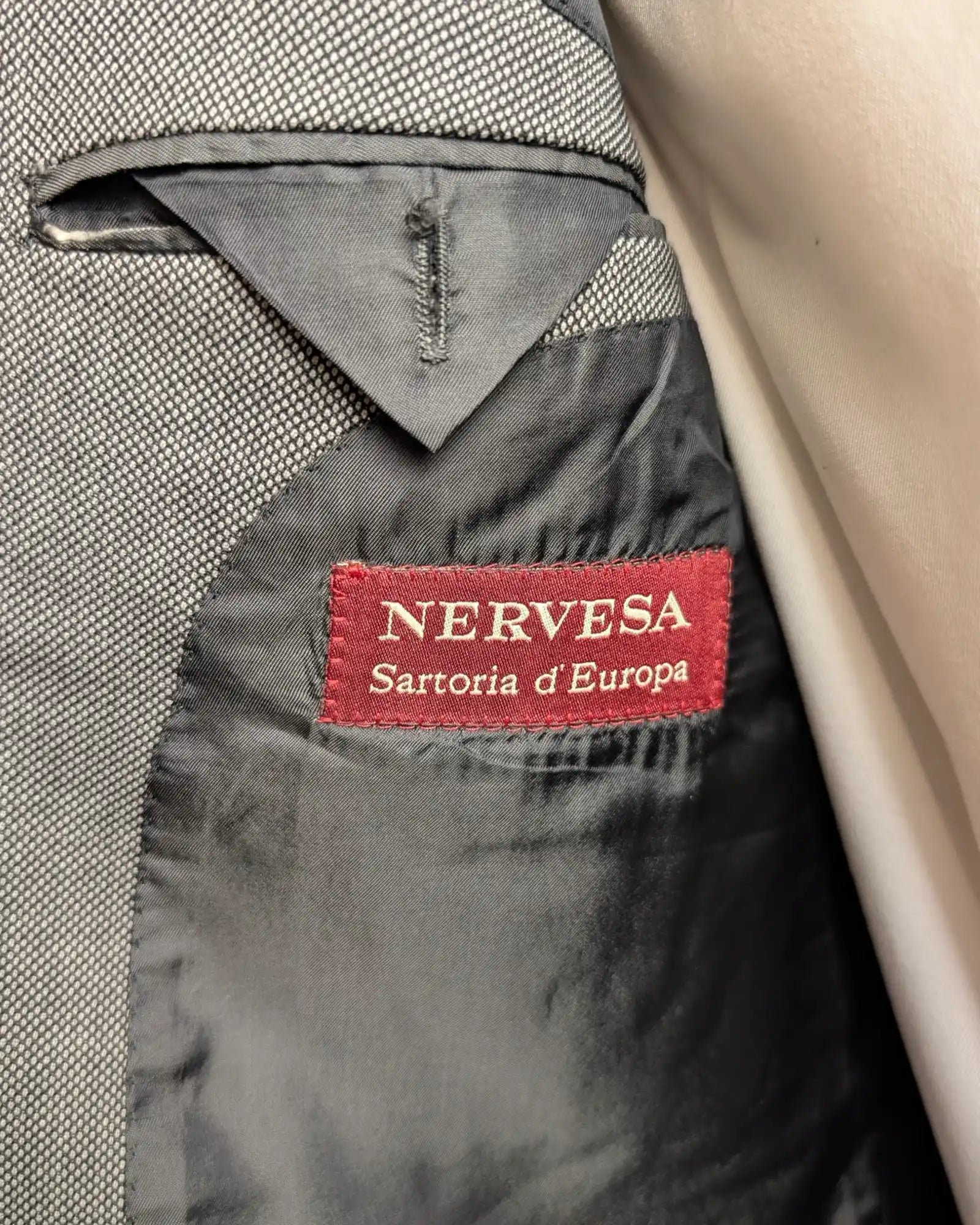 Nervesa Sartoria Etikett in einem Herrensakko