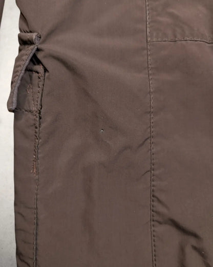 Nahaufnahme der Beschädigung: Kleines Loch hinter der linken Pattentasche der Pal Zileri Jacke.