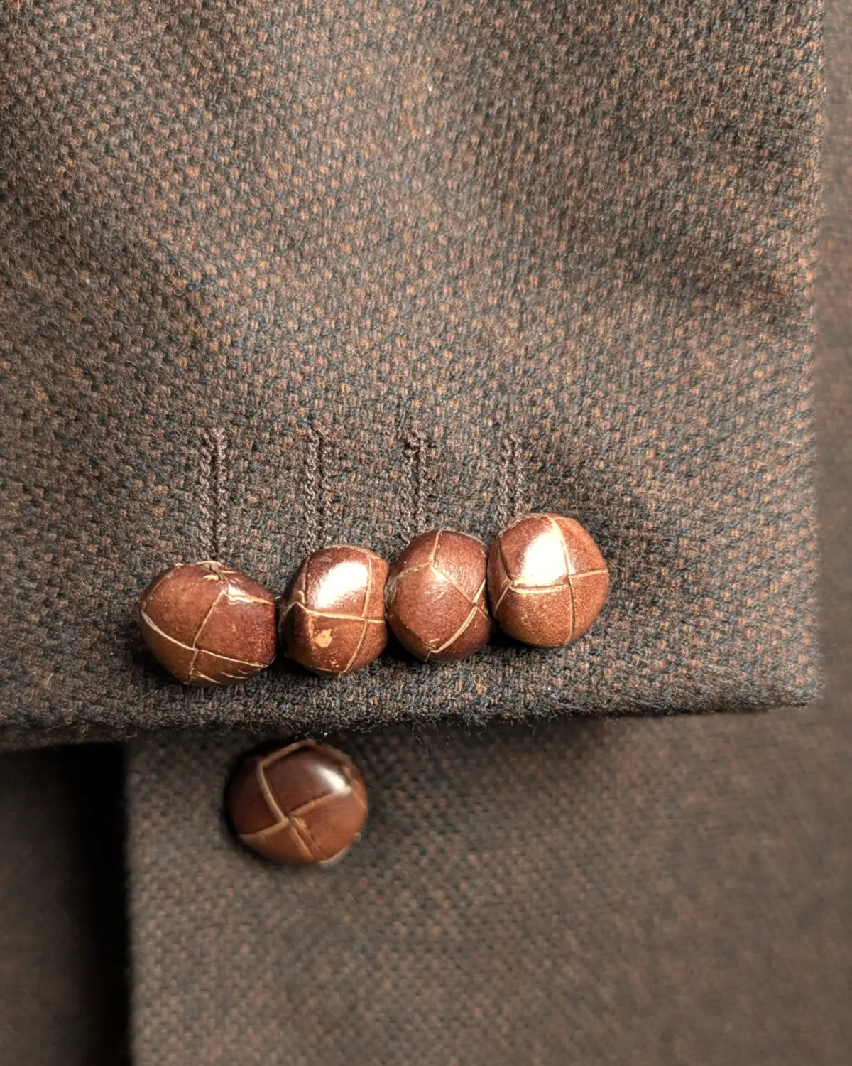 Braune geflochtene Lederknöpfe an Ärmel von Vintage Sakko