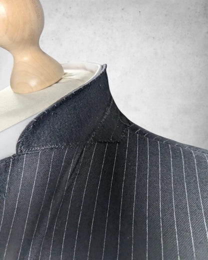 Kragen eines Peaky Blinders Nadelstreifenanzug von Konen