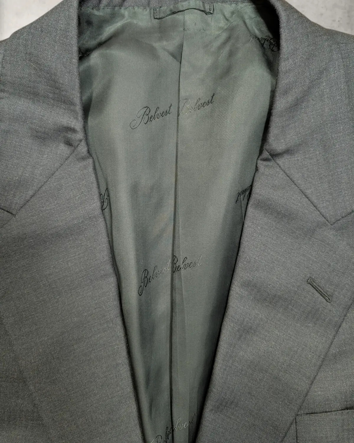 Revers eines grauen Belvest Sakkos