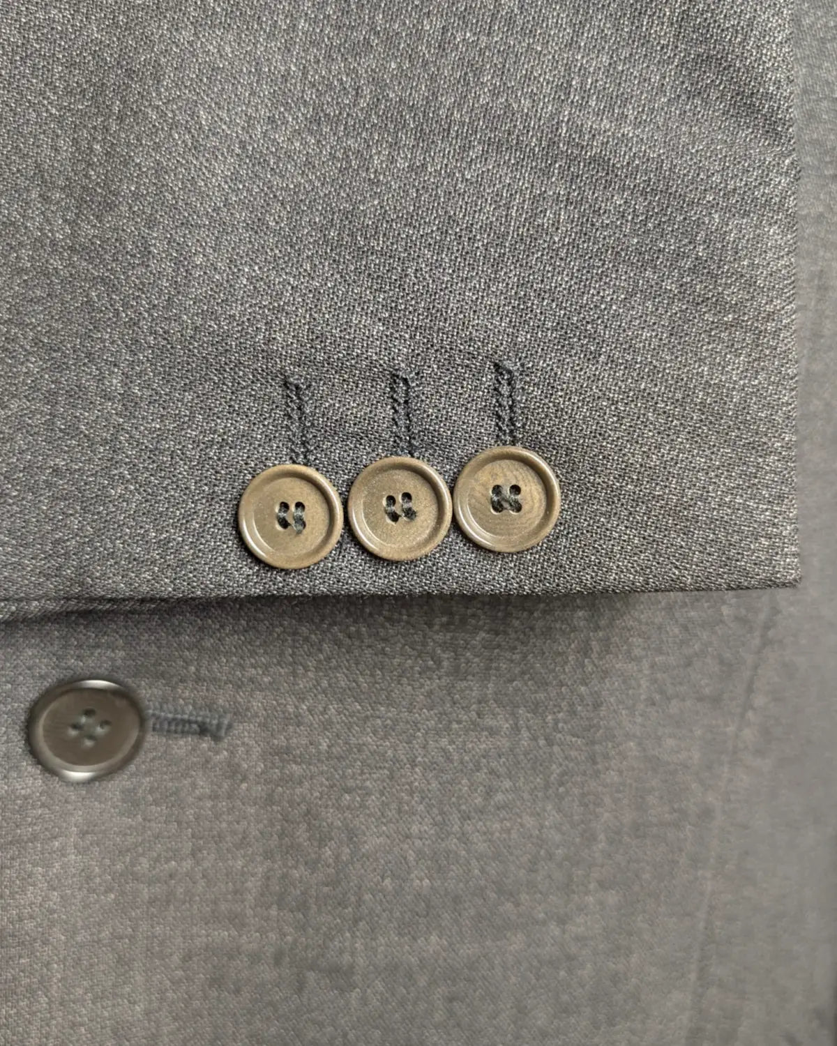 Ärmelknöpfe an einem Herrensakko von Aquascutum  aus reiner Wolle von Sartoria Filippo Musto  in anthrazit